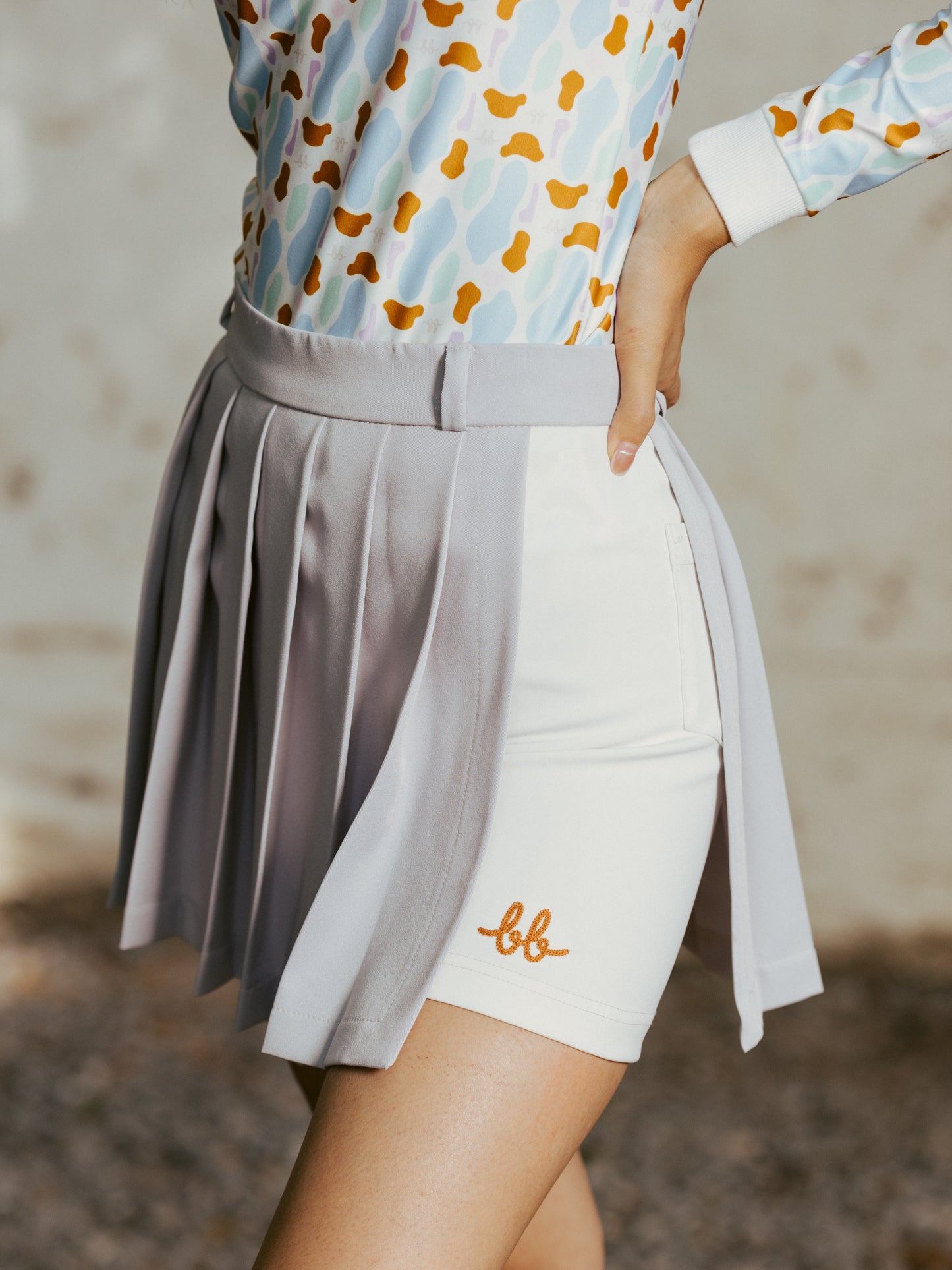 PLEATED GOLF SKORT - LIGHT GREY